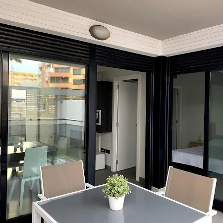 Con Jardín En Primera Linea De Playa Con Parking Y Piscina Apartamento