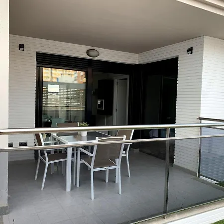 Con Jardín En Primera Linea De Playa Con Parking Y Piscina *